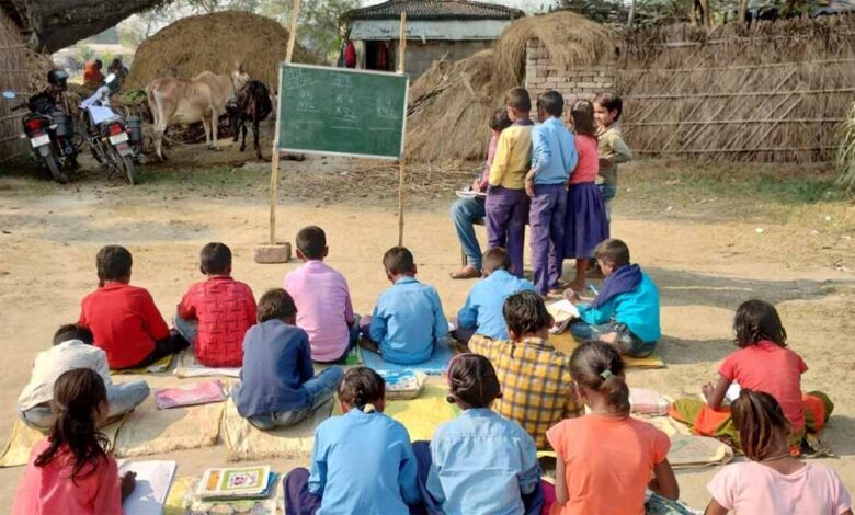 बारिश-में-भीगते-सपने:-खुले-आसमान-तले-पढ़ाई-करने-को-मजबूर-छात्र
