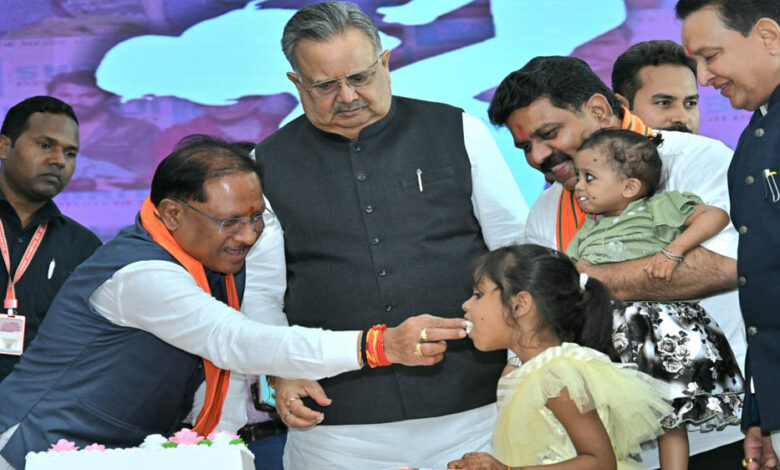 रायपुर-:-मुख्यमंत्री-विष्णु-देव-साय-को-बस्तर-के-ऐतिहासिक-‘गोंचा-महापर्व’-का-आमंत्रण-:-‘तुपकी’-भेंट-कर-किया-गया-सम्मान