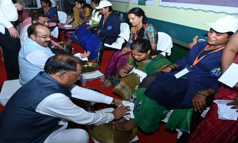 रायपुर-:-स्वच्छता-में-छत्तीसगढ़-को-राष्ट्रीय-स्तर-पर-प्रतिष्ठित-करने-में-स्वच्छता-दीदियों-का-अमूल्य-योगदान-:-मुख्यमंत्री-विष्णुदेव-साय