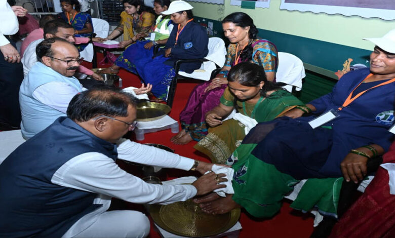 रायपुर-:-मुख्यमंत्री-ने-पैर-पखारकर-दिया-सम्मान,-भावुक-हुईं-स्वच्छता-दीदियां-–-‘जीवन-में-पहली-बार-इतना-गर्व-महसूस-हुआ’