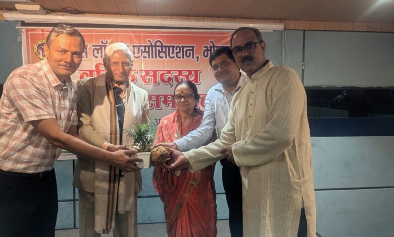 टेक्स-ला-बार-एसोसिएशन-ने-71-वर्ष-पूर्ण-कर-चुके-वरिष्ठ-सदस्यों-का-किया-सम्मान