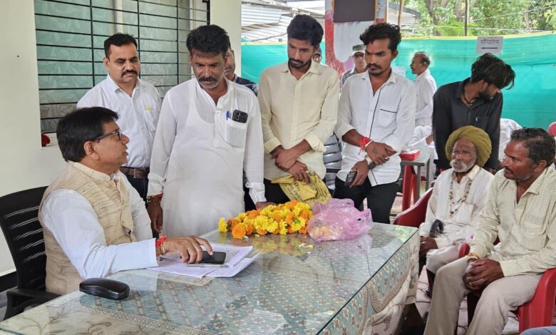 विधायक-की-जनसुनवाई-में-पहुचे-ग्राम-उमरधड़-के-ग्रामीण-नयापुरा-में-कीचड़-से-मुक्ति-के-लिये-मुरमिकरण-कराने-की-विधायक-से-की-मांग