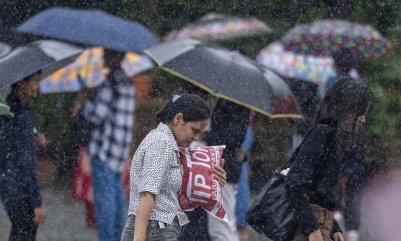 मुंबई-में-बारिश-का-कहर:-भूस्खलन-में-दो-की-मौत,-कई-इलाकों-में-रेड-अलर्ट