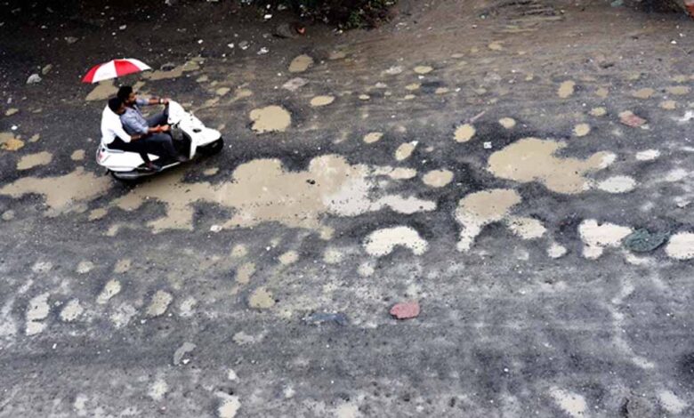 इंदौर-की-सड़कों-पर-गड्ढों-ने-बढ़ाई-मुसीबत,-कमर-और-गर्दन-दर्द-से-परेशान-लोग