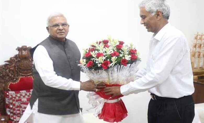 राज्यपाल-मंगुभाई-पटेल-से-मुख्य-सचिव-ने-की-सौजन्य-भेंट