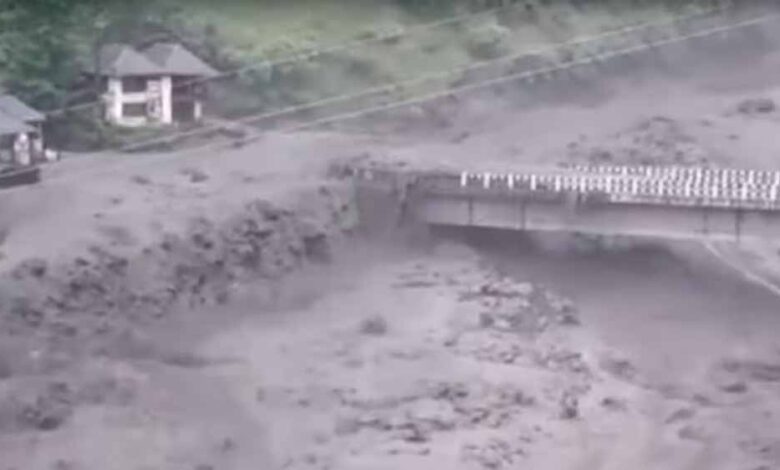 भारी बारिश ने मचाई तबाही, बादल फटने से दुकानें और पुल बह गए