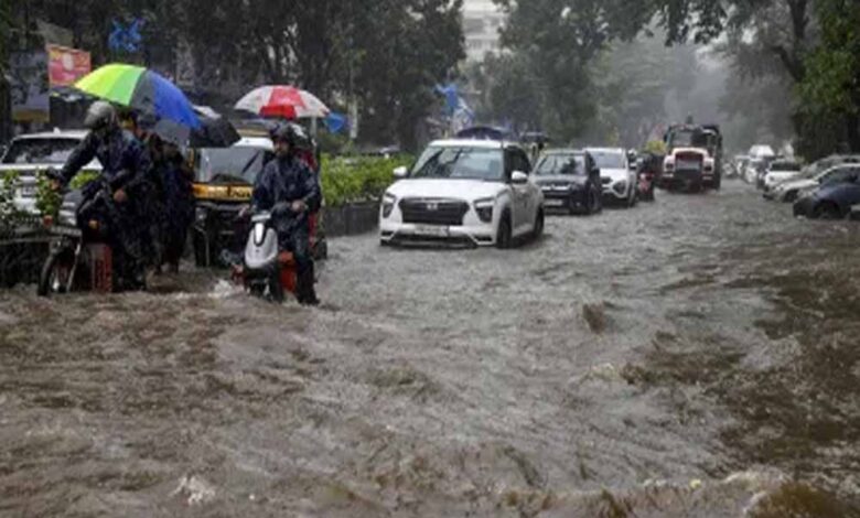 मुंबई में भारी बारिश के बीच जनजीवन सामान्य, बीएमसी सतर्क, सहायता के लिए जारी हेल्पलाइन नंबर