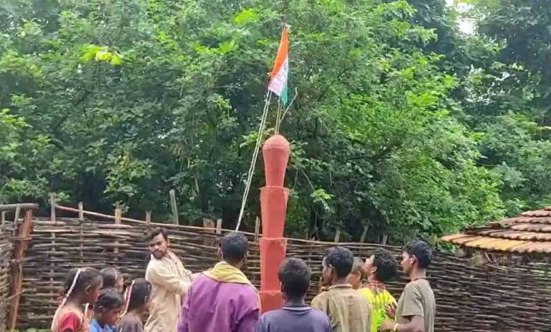 नक्सली-स्मारक-पर-तिरंगा-फहराने-की-सजा!-जनअदालत-लगाकर-युवक-की-हत्या-का-सनसनीखेज-खुलासा