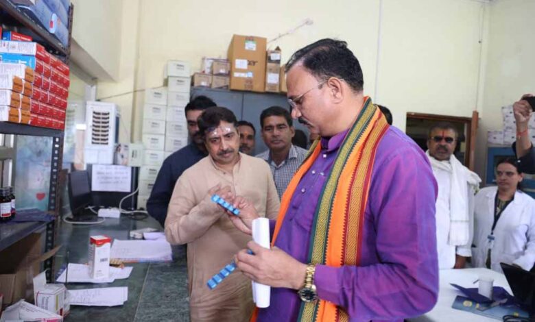 स्वास्थ्य-मंत्री-श्याम-बिहारी-जायसवाल-ने-प्राथमिक-स्वास्थ्य-केन्द्र-जेवरा-का-किया-आकस्मिक-निरीक्षण