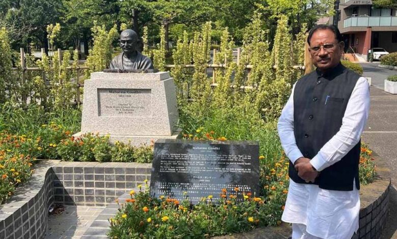 मुख्यमंत्री-विष्णुदेव-साय-ने-टोक्यो-के-‘लिटिल-इंडिया’-पहुँचकर-महात्मा-गांधी-को-किया-नमन