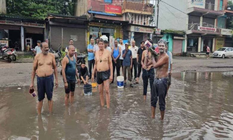 जगह-जगह-गड्ढों-से-त्रस्त-व्यापारी,-पानी-से-भरे-गड्ढों-में-नहा-कर-जताया-विरोध