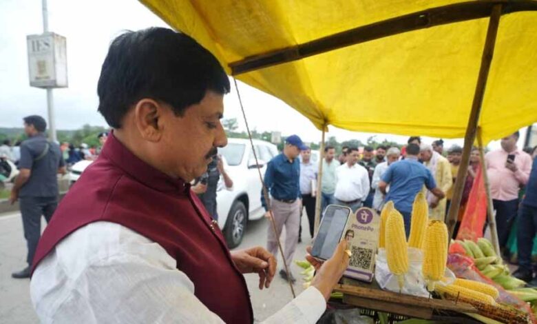 बेटी की पुकार पर रुके CM मोहन यादव, मुस्कुराते हुए खरीदे भुट्टे