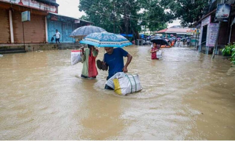 जम्मू से गुजरात तक भारी बारिश का कहर, राजस्थान में 91 की मौत, मुंबई में उड़ानों पर असर