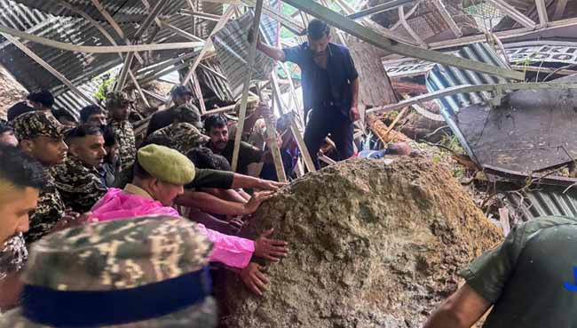 वैष्णो-देवी-यात्रा-में-त्रासदी:-लैंडस्लाइड-से-31-श्रद्धालुओं-की-मौत,-हाईवे-ट्रेन-सेवाएं-ठप