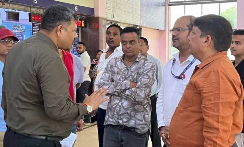 यात्रियों-की-शिकायत-पर-तुरंत-एक्शन:-sr.-dcm-ने-‘नायक’-फिल्म-की-तर्ज-पर-हटाए-crs