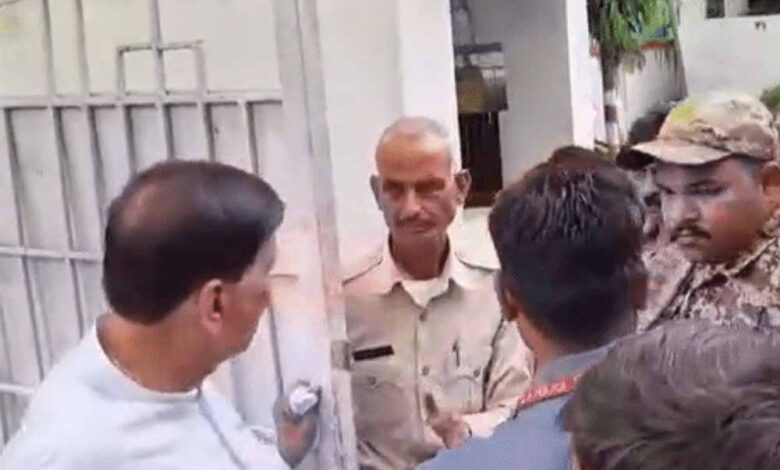 भिंड-में-विधायक-का-हंगामा,-कलेक्टर-को-मारने-के-लिए-उठाया-हाथ,-वीडियो-वायरल