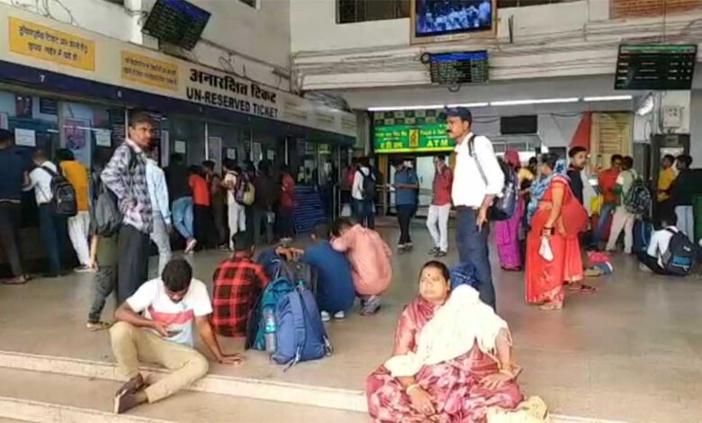रेलवे-की-नई-व्यवस्था-फेल:-टिकट-देने-वाले-टीटीई-नदारद,-यात्रियों-को-करना-पड़ा-इंतज़ार