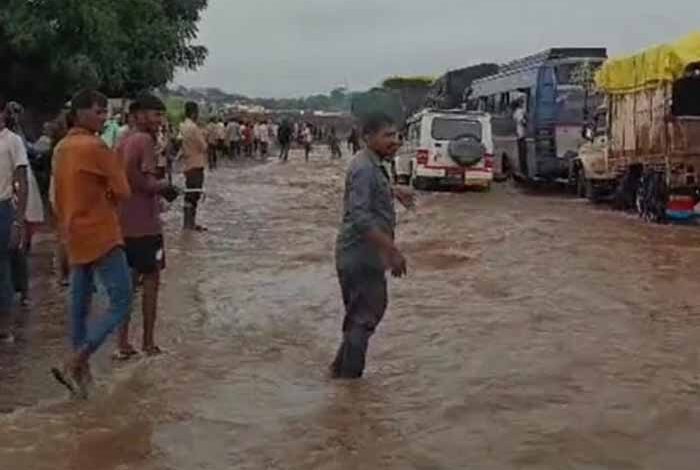 mp-में-मूसलाधार-बारिश-का-कहर,-इंदौर-इच्छापुर-हाईवे-पर-घंटों-फंसे-वाहन