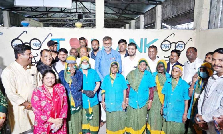 पंचायत-एवं-ग्रामीण-विकास-मंत्री-पटेल-ने-ग्राम-बांक,-इंदौर-में-एमआरएफ.-प्लांट-का-निरीक्षण-किया