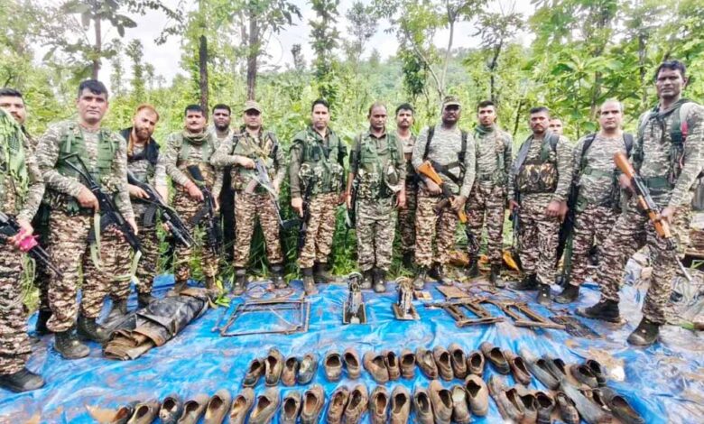 crpf-की-बड़ी-कार्रवाई:-नक्सलियों-के-खुफिया-डंप-से-बरामद-हुई-भारी-मात्रा-में-दैनिक-सामग्री