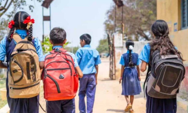 ग्वालियर-के-प्राइवेट-स्कूलों-में-गरीब-बच्चों-की-पढ़ाई-पर-संकट,-दो-साल-की-राशि-नहीं-मिली