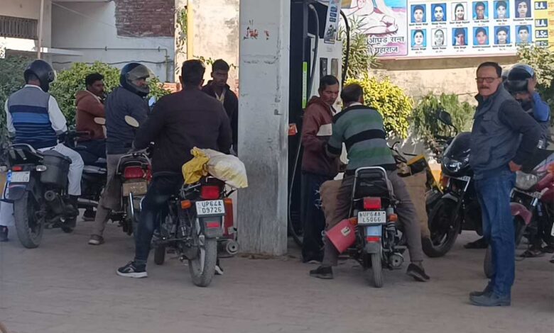 हेलमेट-नियम-की-उड़-रही-धज्जियां:-पेट्रोल-पंप-पर-बेधड़क-मिल-रहा-पेट्रोल