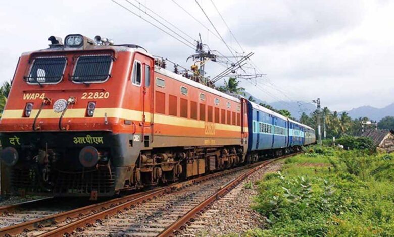 नर्मदा-एक्सप्रेस-से-गिरा-युवक,-प्लेटफॉर्म-पर-घंटों-पड़ा-रहा,-डॉक्टर-की-टीम-नहीं-पहुंची-समय-पर