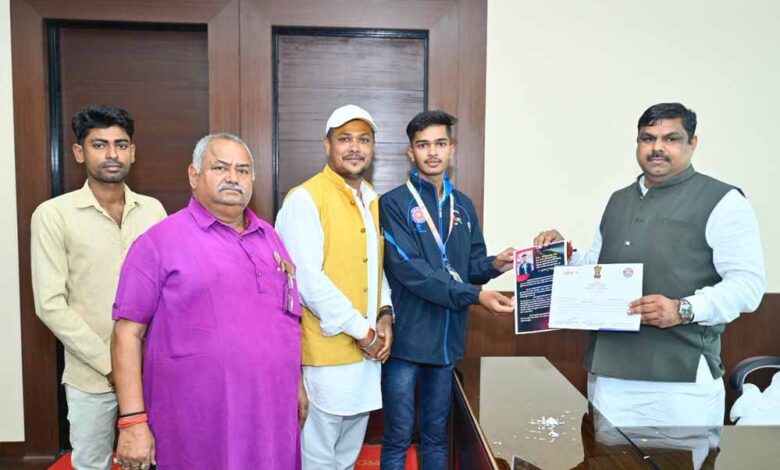 रायपुर : शिक्षा मंत्री श्री गजेन्द्र यादव से श्री ओमप्रकाश सेन ने की सौजन्य भेंट