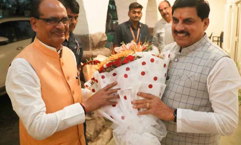 भोपाल:-सीएम-शिवराज-सिंह-यादव-डॉ.-मोहन-यादव-ने-पुष्पगुच्छ-से-किया-स्वागत
