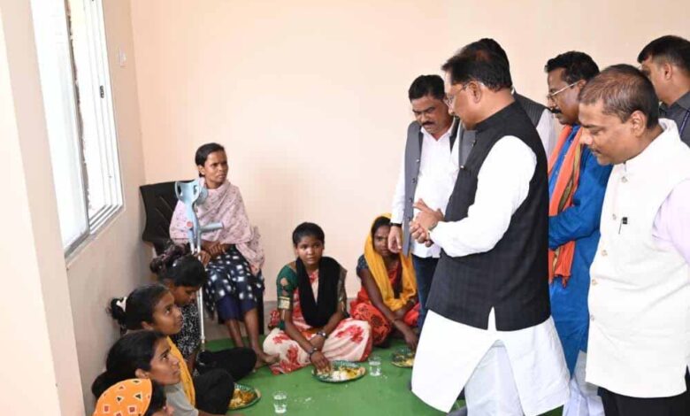 बाढ़-प्रभावितों-का-हाल-जानने-उनके-बीच-पहुँचे-मुख्यमंत्री-साय:-अधिकारियों-को-राहत-एवं-पुनर्वास-कार्यों-में-तेजी-लाने-के-निर्देश