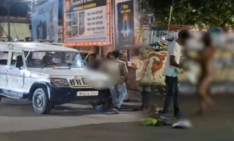 टीकमगढ़ : सड़क पर नग्न किन्नर का उत्पात, पुलिस ने साड़ी पहनाने के लिए दो घंटे दौड़ लगाई