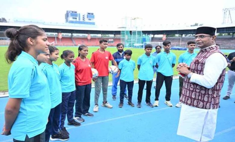 मंत्री-सारंग-ने-‘मिनी-ब्राजील’-विचारपुर-टीम-के-खिलाड़ियों-से-की-मुलाकात