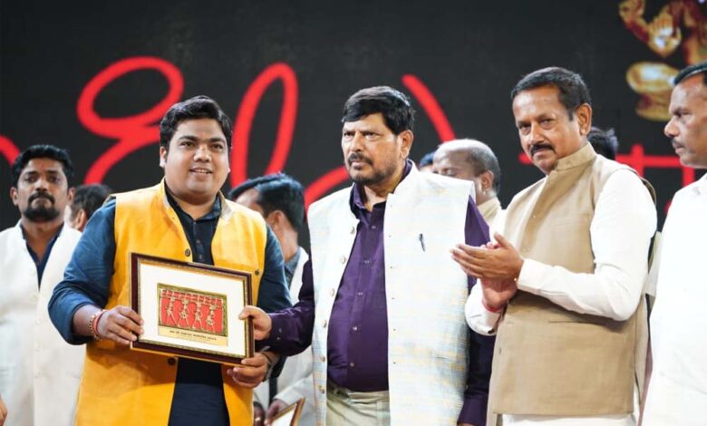 चक्रधर-समारोह-2025:-काव्य-संध्या-में-गूंजा-हास्य,-वीर-रस-और-व्यंग्य-का-संगम