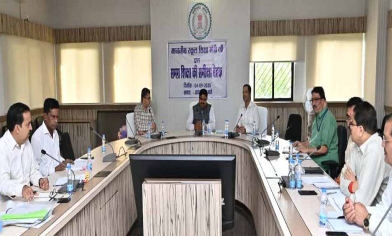 रायपुर-:-शिक्षा-मंत्री-गजेन्द्र-यादव-ने-मंत्रालय-में-ली-समग्र-शिक्षा-विभाग-की-अधिकारियों-की-समीक्षा-बैठक