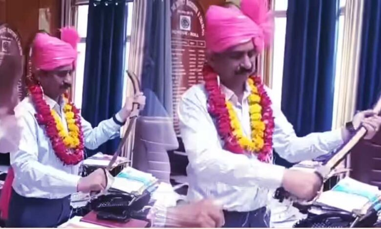 भिंड-कलेक्टर-संजीव-श्रीवास्तव-ने-लहराई-तलवार,-विधायक-संग-विवाद-के-बाद-क्षत्रिय-समाज-का-मिला-समर्थन