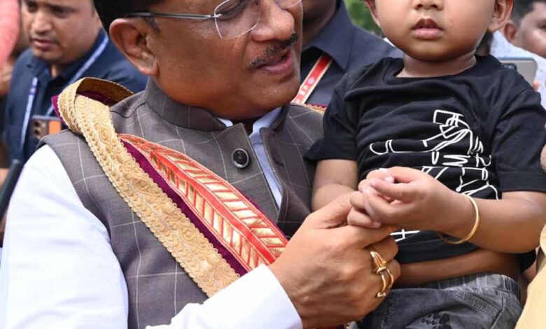 सरल-और-सहज-मुख्यमंत्री-विष्णु-देव-साय-का-दिखा-अपनत्व,-नन्हे-इवान-को-गोद-में-लेकर-किया-दुलार