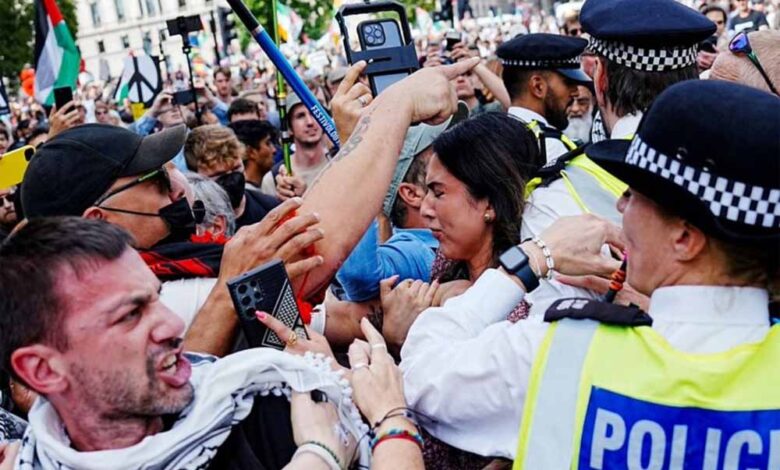 ब्रिटेन-में-संसद-के-बाहर-हंगामा:-400-से-अधिक-गिरफ्तार,-जानिए-क्यों-भड़के-प्रदर्शनकारी