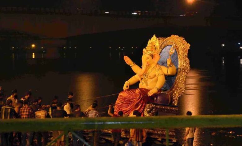 मुंबई-गणपति-विसर्जन-में-हादसा:-मूर्ति-से-टकराया-बिजली-का-तार,-1-की-मौत,-5-घायल