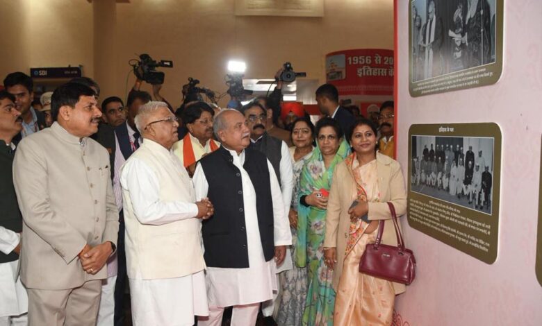 राज्यपाल-मंगुभाई-पटेल-ने-विधानसभा-की-गौरवशाली-यात्रा-के-दुर्लभ-चित्रों-की-प्रदर्शनी-का-किया-शुभारंभ