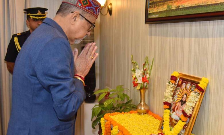 राज्यपाल-डेका-ने-संत-बाबा-गुरु-घासीदास-जयंती-पर-पुष्पांजलि-अर्पित-की