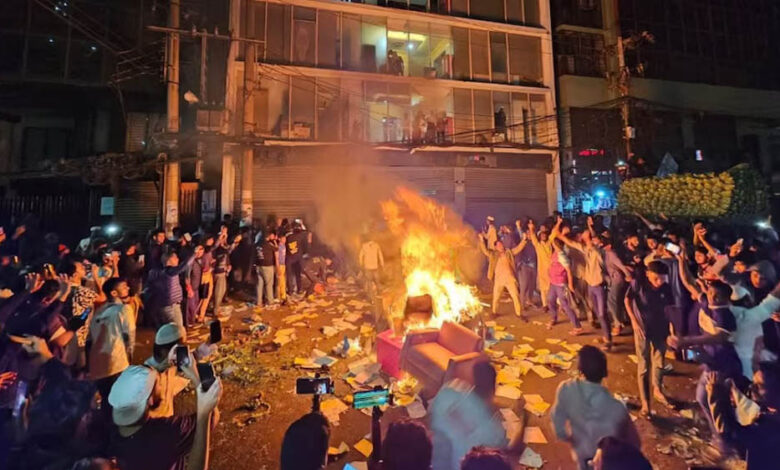 बांग्लादेश:-ढाका-में-दंगाइयों-ने-9वीं-मंजिल-पर-फंसे-28-पत्रकारों-के-सामने-आग-लगा-दी,-3-घंटे-मौत-के-साए-में-गुजरे