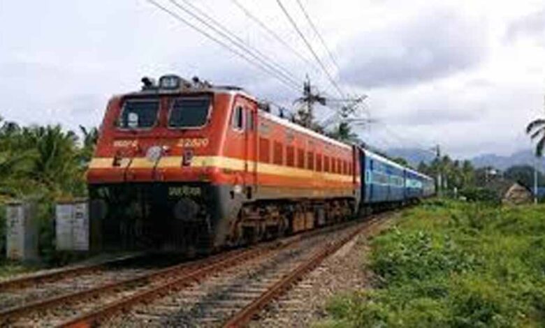 रेल-यात्रियों-पर-महंगाई-की-मार,-रेलवे-ने-बढ़ाया-किराया;-स्लीपर-से-एसी-तक-जानें-नया-टिकट-रेट