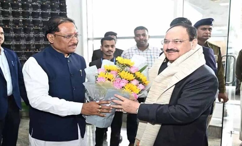 रायपुर-में-जेपी-नड्डा-का-भव्य-स्वागत,-एयरपोर्ट-पर-सीएम-साय-ने-किया-अभिवादन