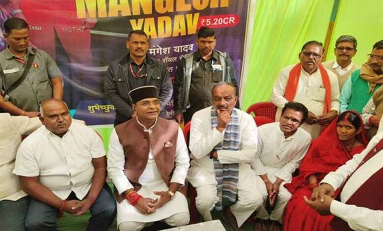 पांढुर्णा-में-मंत्री-सारंग-ने-युवा-खिलाड़ी-मंगेश-यादव-के-परिजन-से-की-भेंट