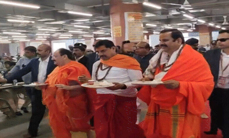 महाकाल-के-अन्नक्षेत्र-में-जेपी-नड्डा-और-cm-मोहन-यादव-ने-स्वयं-उठाई-प्रसादी-की-थाली
