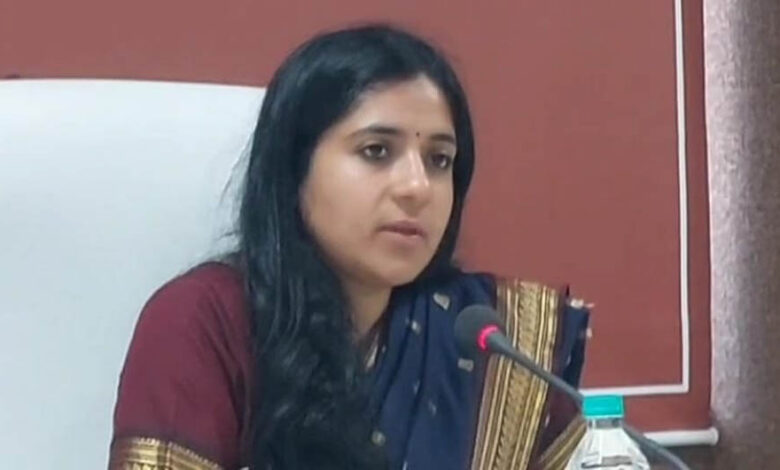 खरगोन-कलेक्टर-भव्या-मित्तल-ने-4-बाबुओं-को-राहत-घोटाले-में-टर्मिनेट-किया