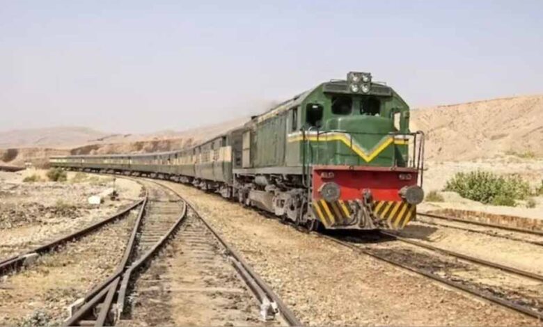 पाकिस्तान-में-जाफर-एक्सप्रेस-पर-फिर-आतंकी-हमला!-रेलवे-ट्रैक-उड़ाया,-सैकड़ों-यात्रियों-की-जान-बची