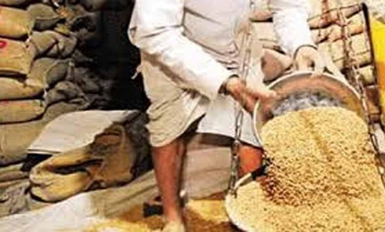 राशन-वितरण-में-अनियमितता-पर-सख्त-एक्शन,-दो-दुकानों-की-मान्यता-रद्द,-एक-पर-जुर्माना