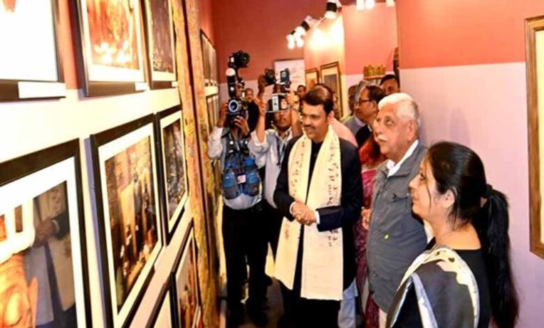 महाराष्ट्र-के-मुख्यमंत्री-फडणवीस-ने-रामायण-से-संबंधित-प्रदर्शनी-का-किया-लोकार्पण