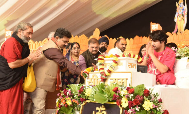 रायपुर-:-हनुमंत-कथा-के-चौथे-दिवस-उप-मुख्यमंत्री-विजय-शर्मा-हुए-शामिल,-पं.-धीरेंद्र-शास्त्री-से-लिया-आशीर्वाद